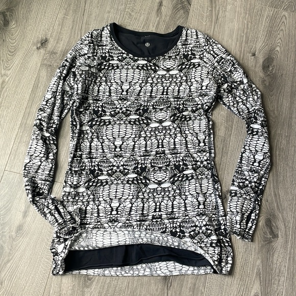 Lululemon long black-and-white abstract lined tunic. - Picture 7 of 7